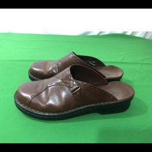 Women’s Clarks brown leather slip on mules sz 10